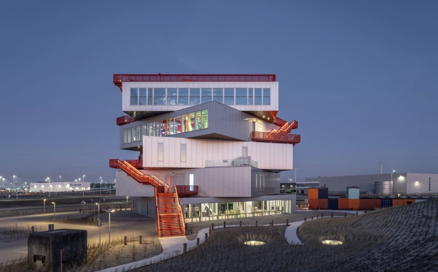 Студия MVRDV построила выставочный центр в порту Роттердама