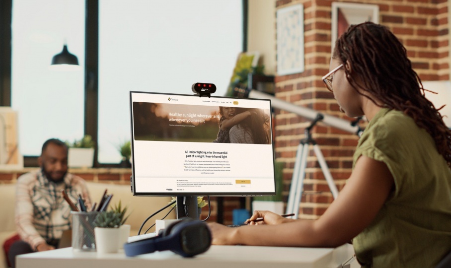 SunBooster имитирует солнечный свет во время работы за компьютером