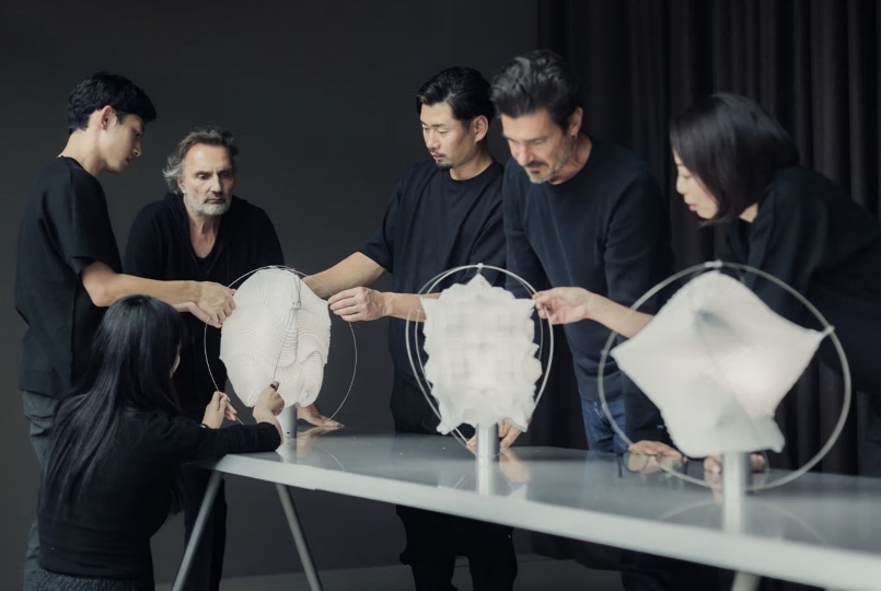 Коллаборация Issey Miyake и Atelier Oï на Миланской неделе дизайна