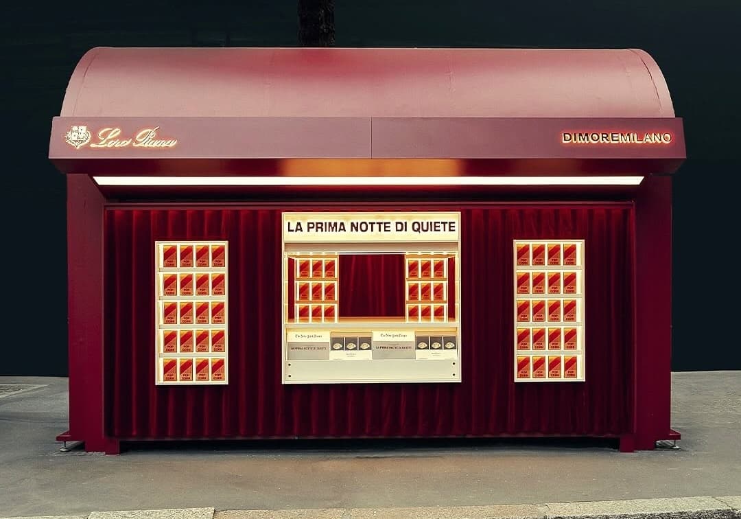 Loro Piana оформила киоск в стиле кинокассы в Милане