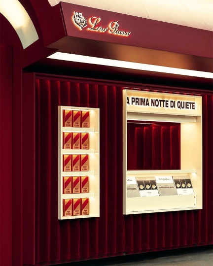 Loro Piana оформила киоск в стиле кинокассы в Милане
