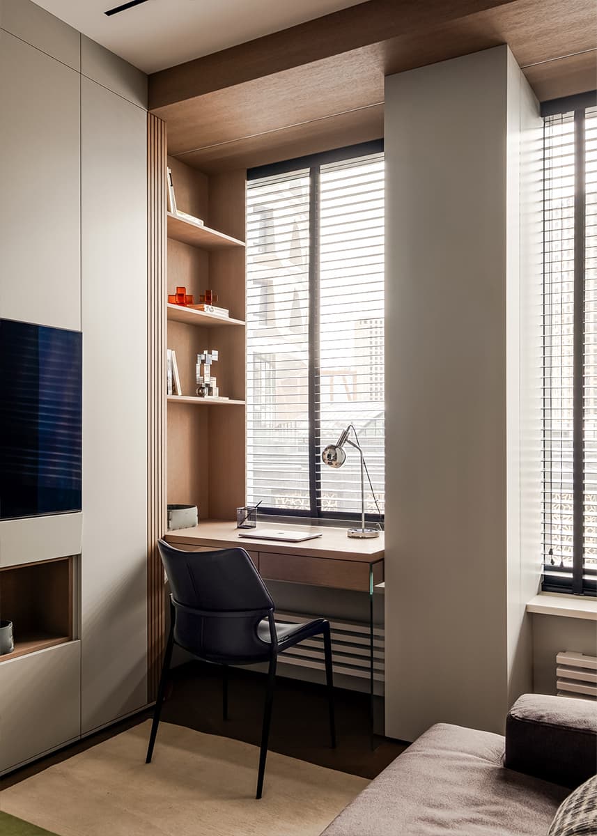 Сдержанный интерьер квартиры с необычной мягкой мебелью — проект cтудии дизайна интерьеров «TOP Interior»