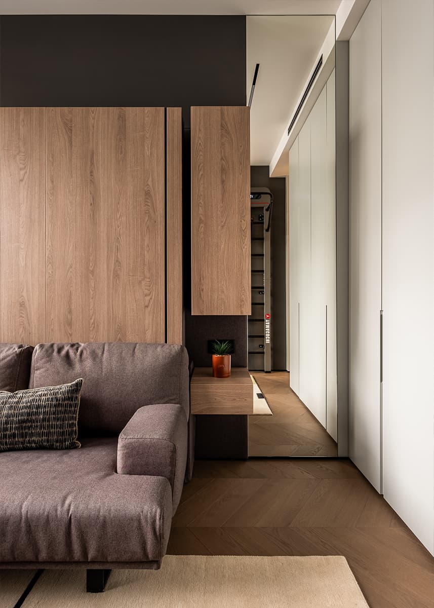 Сдержанный интерьер квартиры с необычной мягкой мебелью — проект cтудии дизайна интерьеров «TOP Interior»