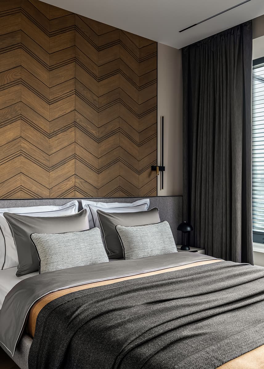 Сдержанный интерьер квартиры с необычной мягкой мебелью — проект cтудии дизайна интерьеров «TOP Interior»