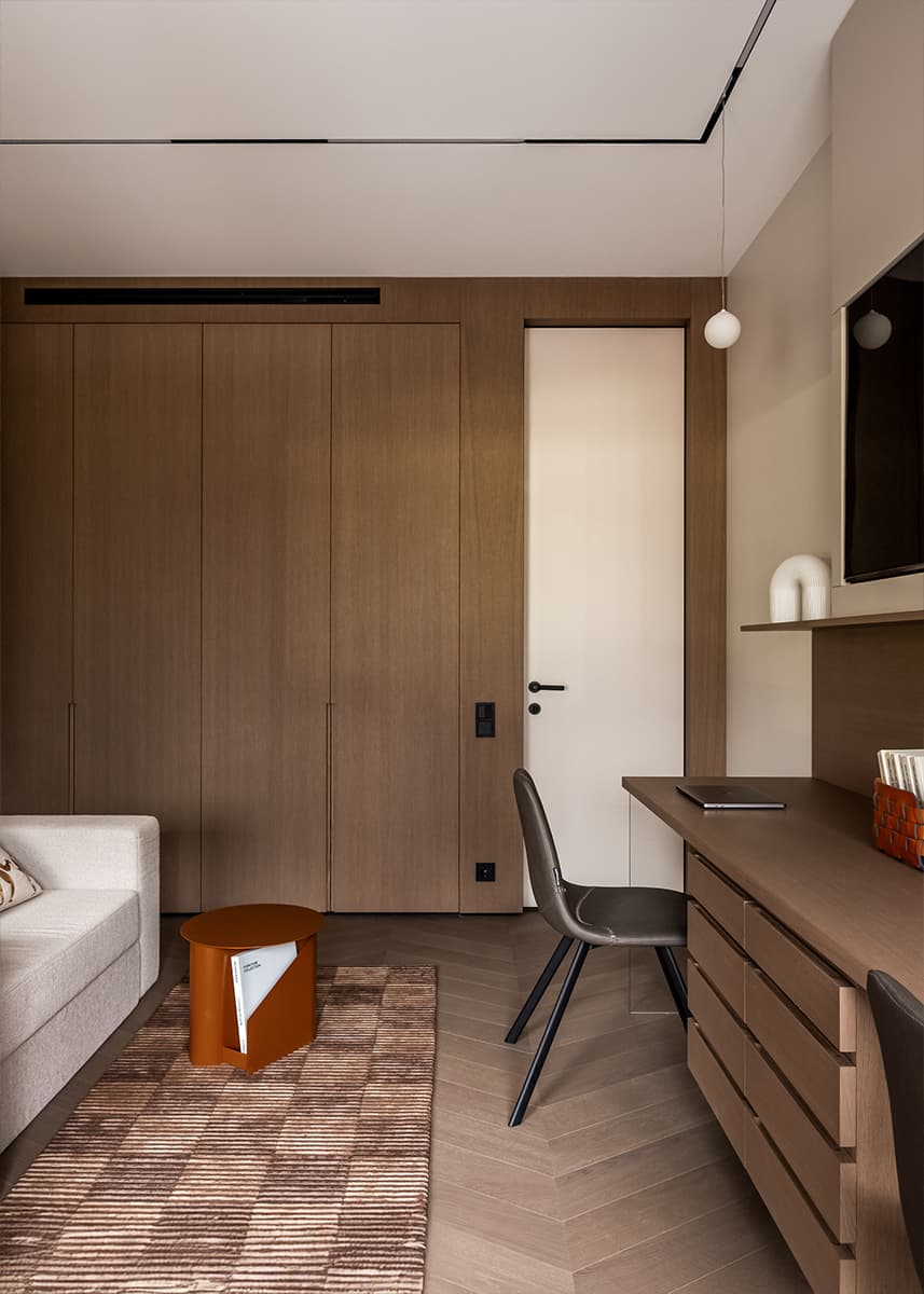 Сдержанный интерьер квартиры с необычной мягкой мебелью — проект cтудии дизайна интерьеров «TOP Interior»