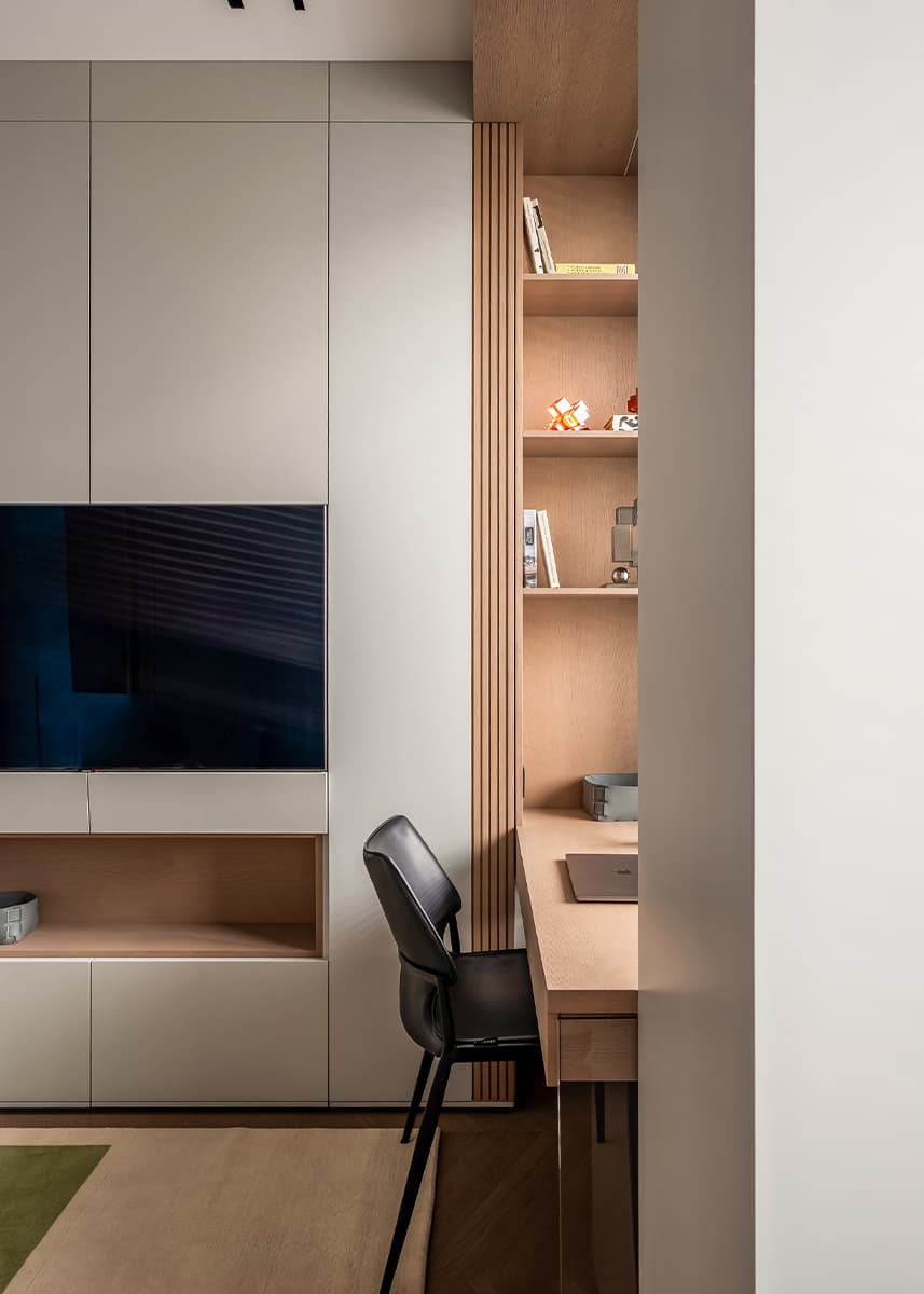 Сдержанный интерьер квартиры с необычной мягкой мебелью — проект cтудии дизайна интерьеров «TOP Interior» w3