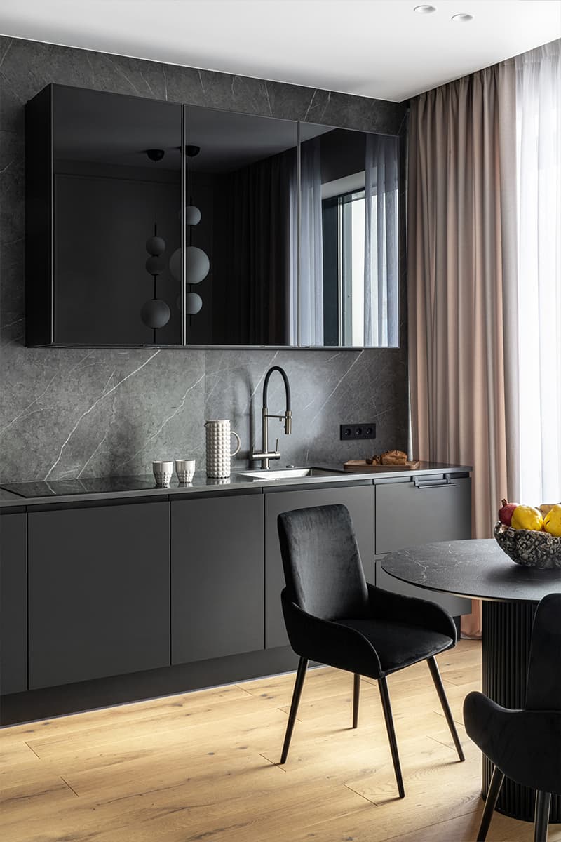 Акцентная глянцевая кухня и нежная детская в интерьере небольшой квартиры — проект Анны и Дмитрия Коробко