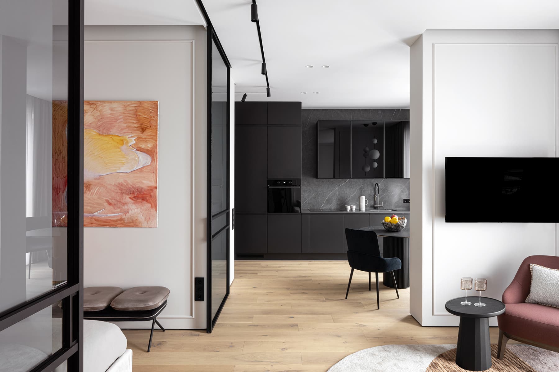 Акцентная глянцевая кухня и нежная детская в интерьере небольшой квартиры — проект Анны и Дмитрия Коробко