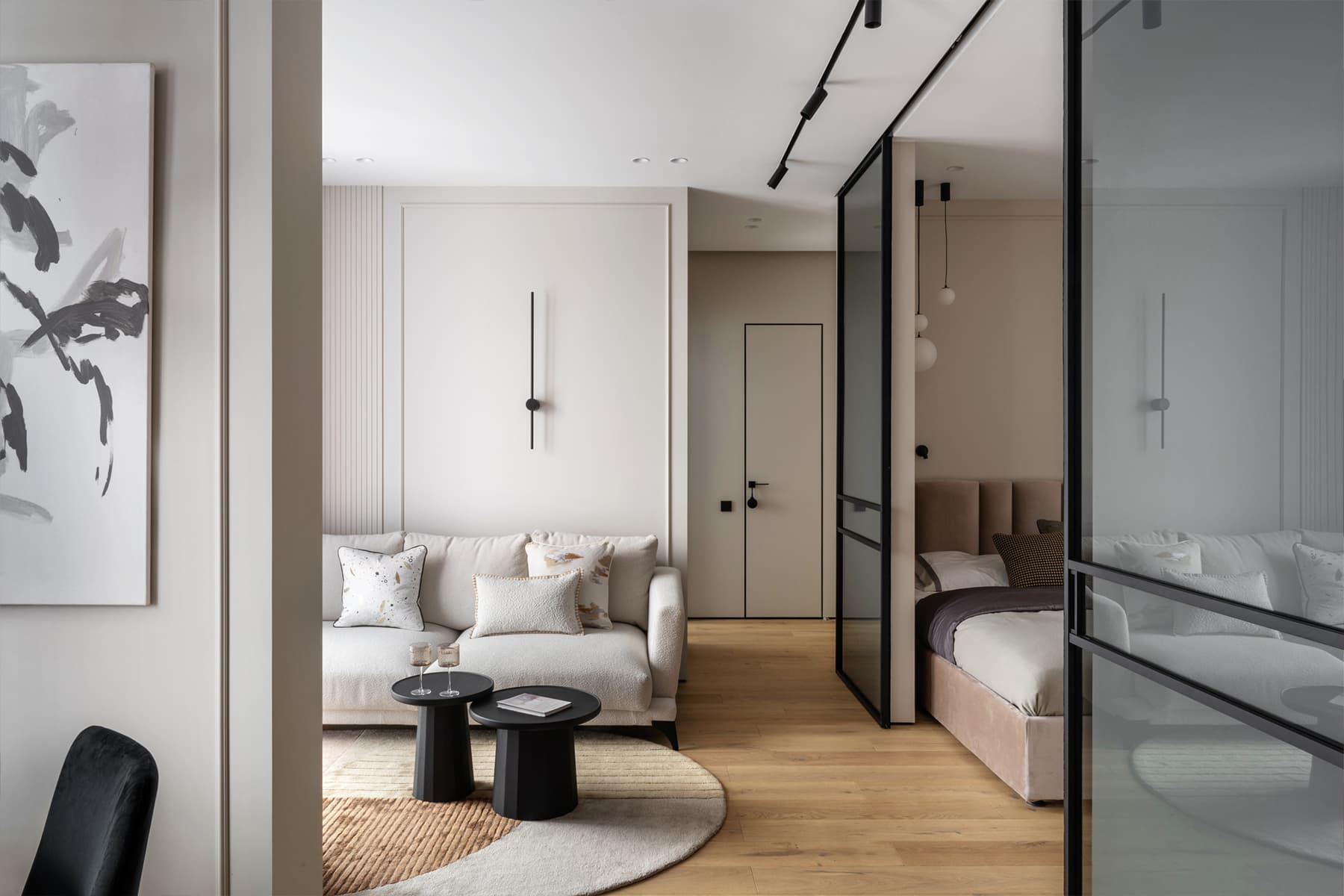 Акцентная глянцевая кухня и нежная детская в интерьере небольшой квартиры — проект Анны и Дмитрия Коробко