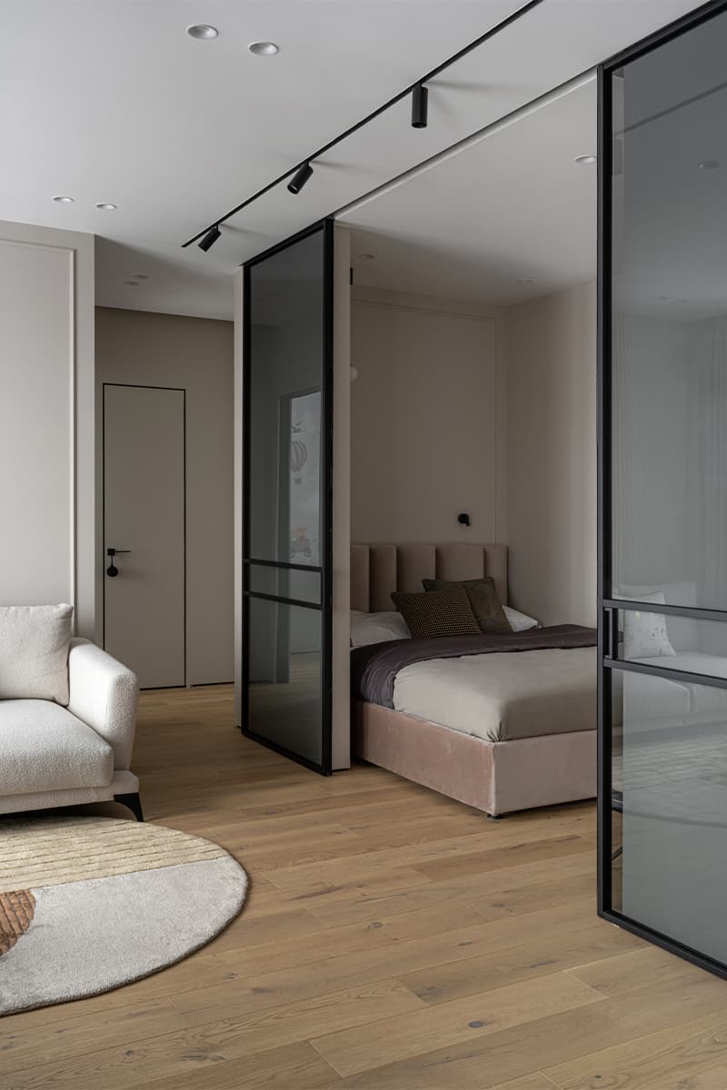 Акцентная глянцевая кухня и нежная детская в интерьере небольшой квартиры — проект Анны и Дмитрия Коробко