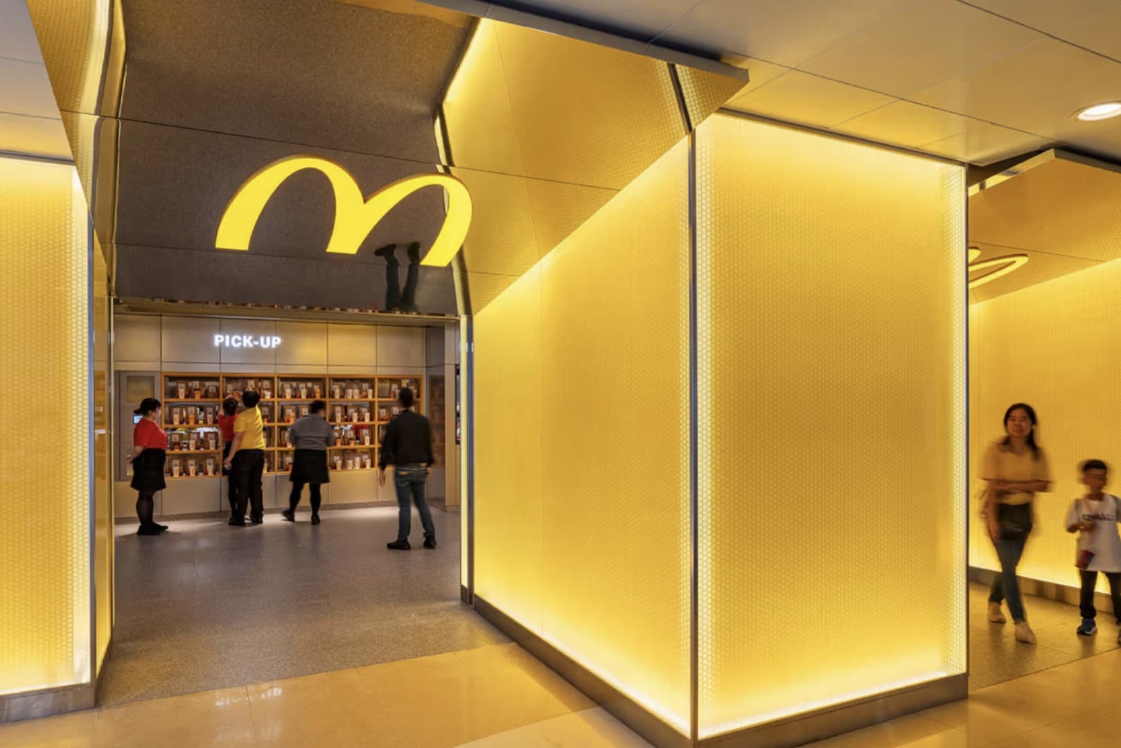 Интерьер ресторана McDonald’s в Гонконге подстраивается под настроение гостей
