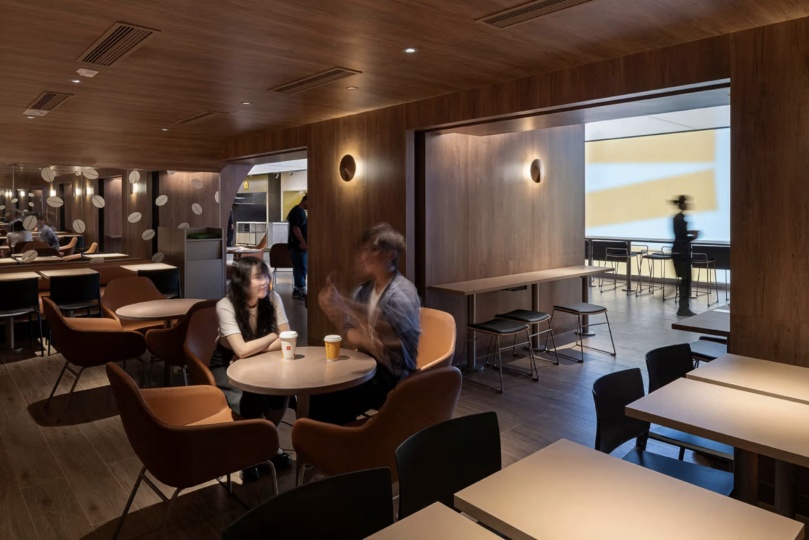 Интерьер ресторана McDonald’s в Гонконге подстраивается под настроение гостей