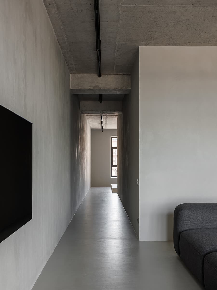 Строгий интерьер квартиры с лаконичной палитрой материалов — проект студии Azbuka Dom