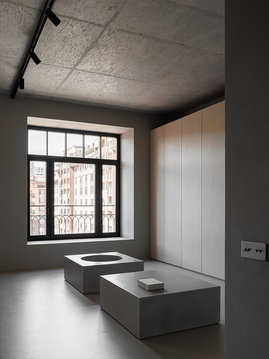 Строгий интерьер квартиры с лаконичной палитрой материалов — проект студии Azbuka Dom
