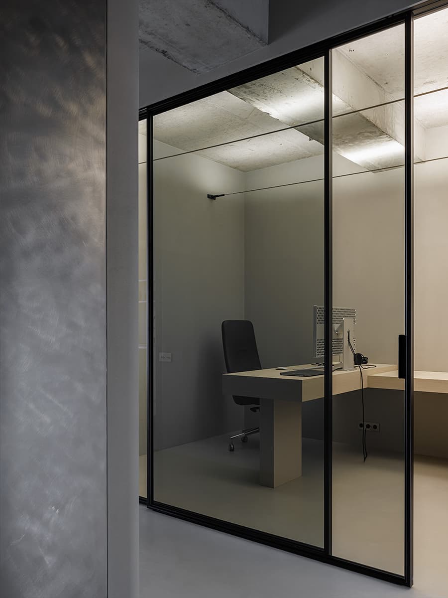 Строгий интерьер квартиры с лаконичной палитрой материалов — проект студии Azbuka Dom