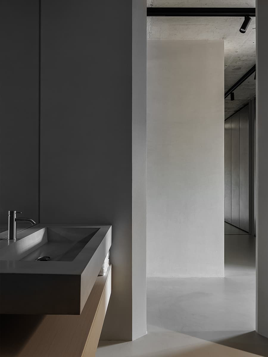 Строгий интерьер квартиры с лаконичной палитрой материалов — проект студии Azbuka Dom