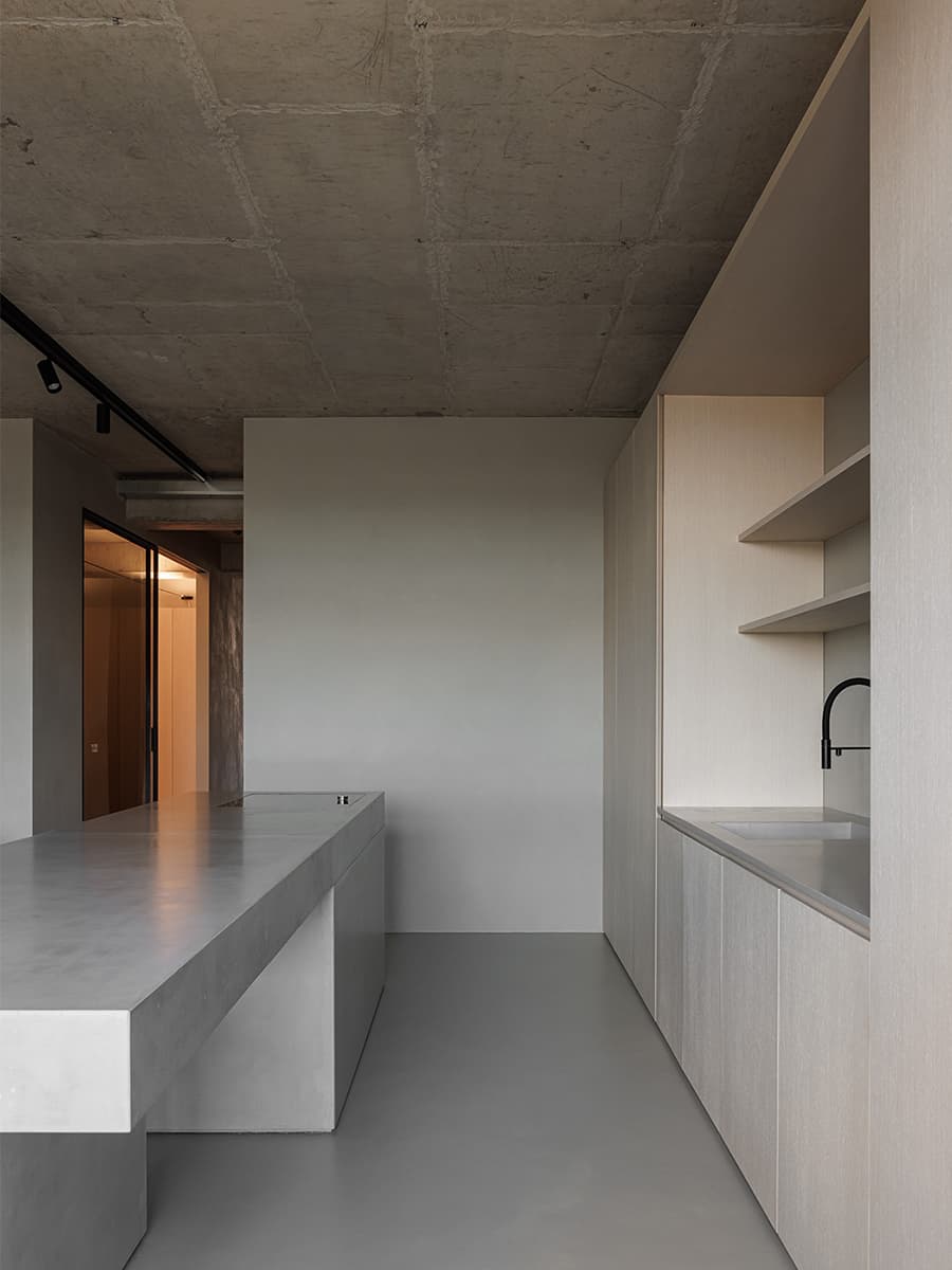 Строгий интерьер квартиры с лаконичной палитрой материалов — проект студии Azbuka Dom