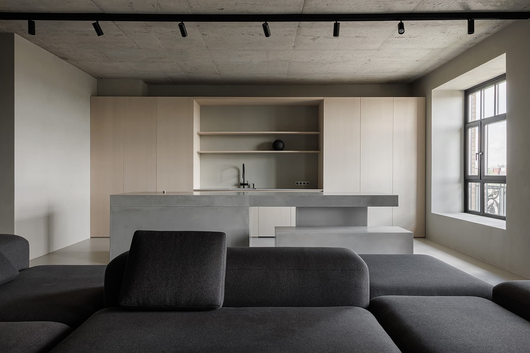 Строгий интерьер квартиры с лаконичной палитрой материалов — проект студии Azbuka Dom