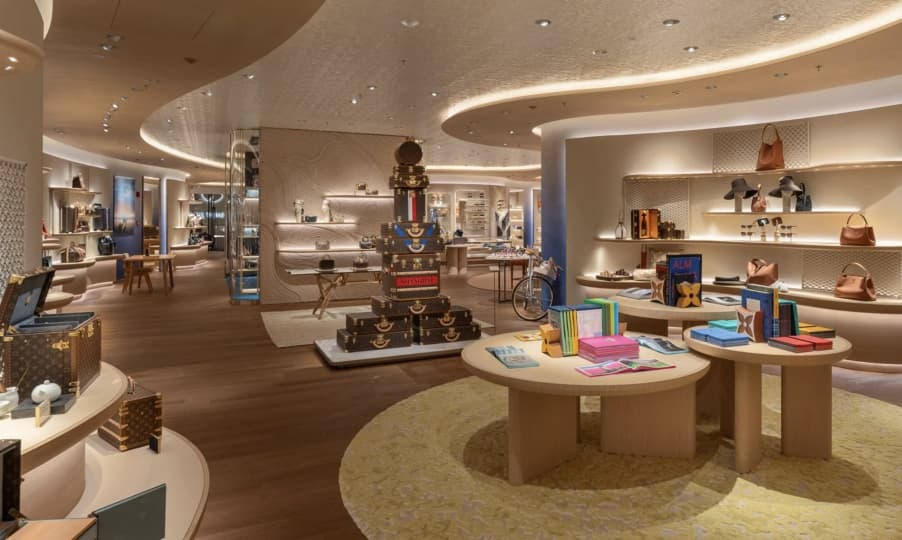 В Шанхае открылся бутик Louis Vuitton в форме круизного лайнера