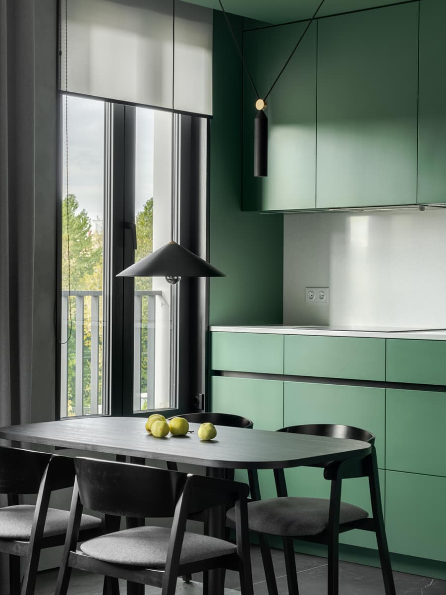 Серые и изумрудные оттенки в интерьере квартиры для пары — проект Артема Алексеева