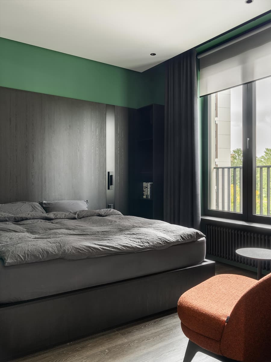 Серые и изумрудные оттенки в интерьере квартиры для пары — проект Артема Алексеева