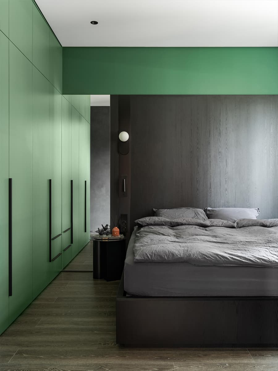 Серые и изумрудные оттенки в интерьере квартиры для пары — проект Артема Алексеева