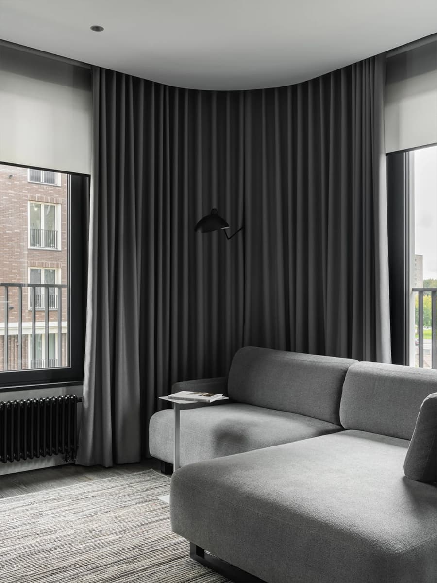 Серые и изумрудные оттенки в интерьере квартиры для пары — проект Артема Алексеева