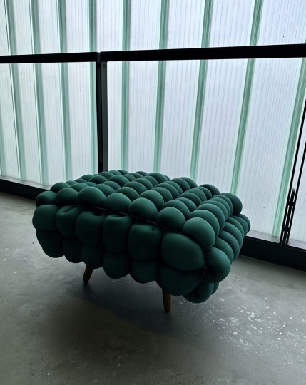 Выпускник Central Saint Martins создал скамью, которая реагирует на прикосновения