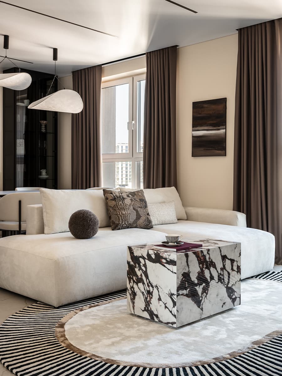 Карамельные оттенки в интерьере квартиры с акцентными полотнами — проект Дарьи Марченко