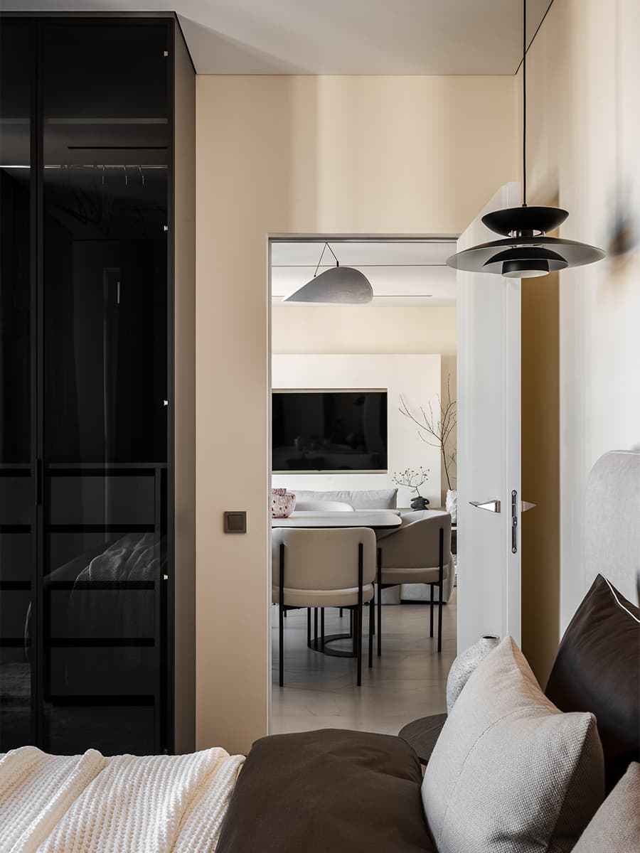 Карамельные оттенки в интерьере квартиры с акцентными полотнами — проект Дарьи Марченко