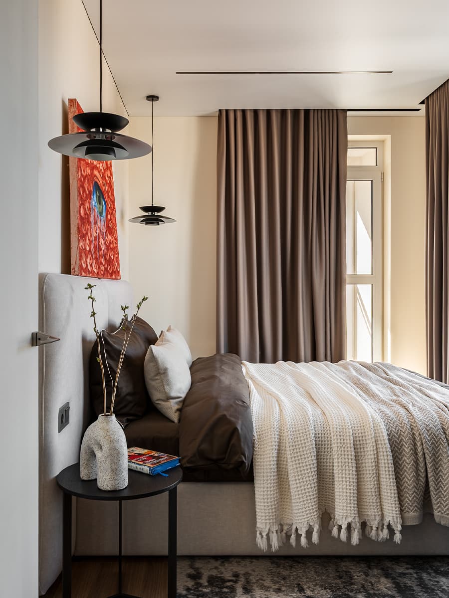 Карамельные оттенки в интерьере квартиры с акцентными полотнами — проект Дарьи Марченко