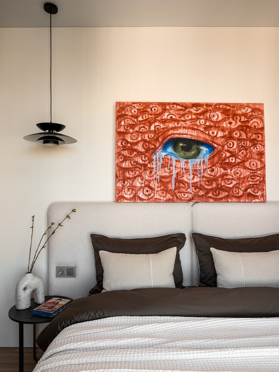 Карамельные оттенки в интерьере квартиры с акцентными полотнами — проект Дарьи Марченко