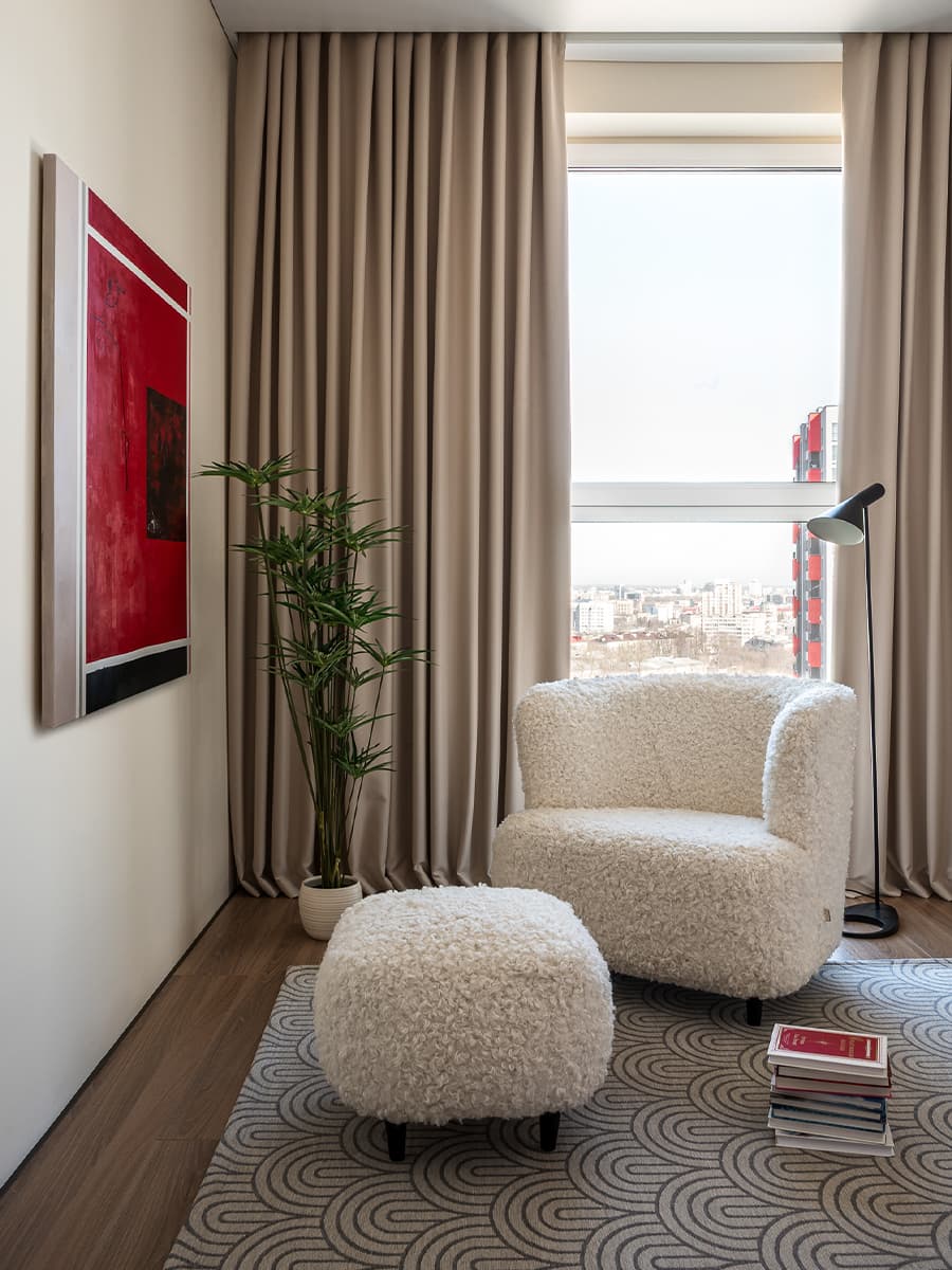 Карамельные оттенки в интерьере квартиры с акцентными полотнами — проект Дарьи Марченко