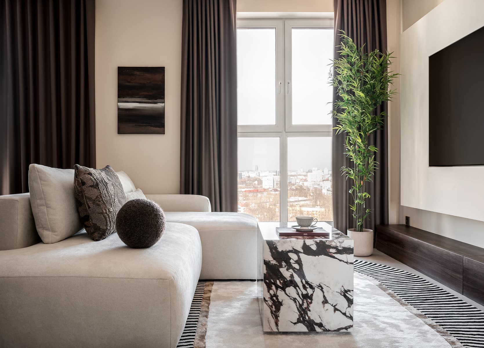 Карамельные оттенки в интерьере квартиры с акцентными полотнами — проект Дарьи Марченко