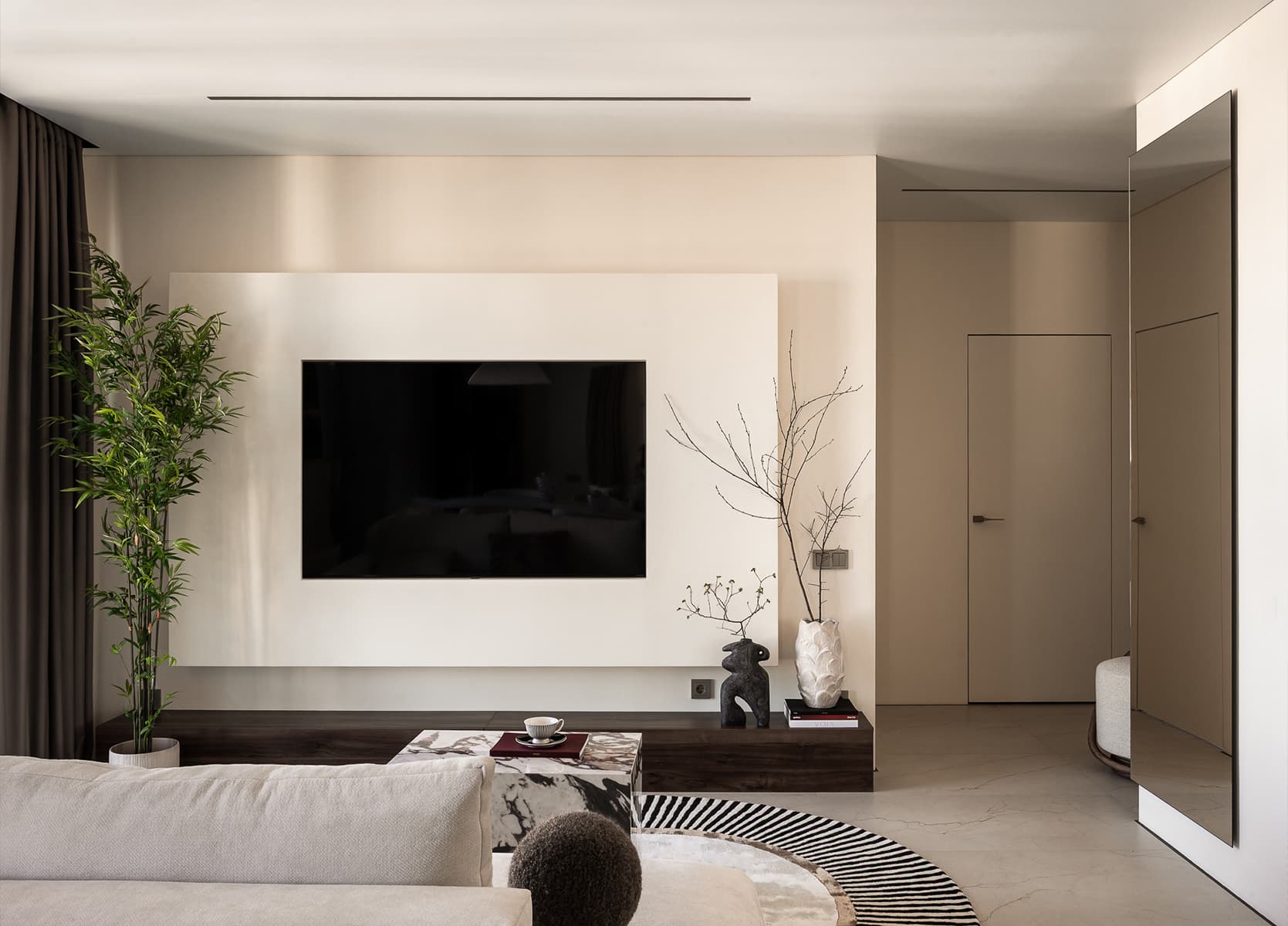 Карамельные оттенки в интерьере квартиры с акцентными полотнами — проект Дарьи Марченко