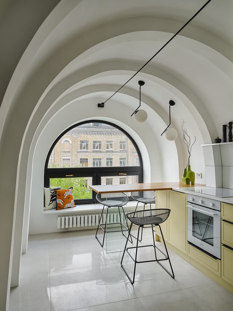Арочный потолок и высокие окна в необычном интерьере квартиры — проект Дарьи Шатиловой