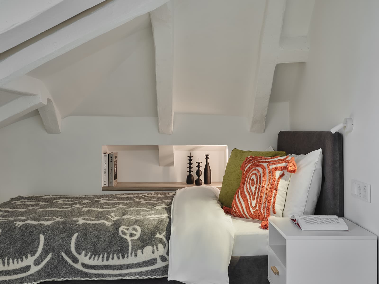 Арочный потолок и высокие окна в необычном интерьере квартиры — проект Дарьи Шатиловой