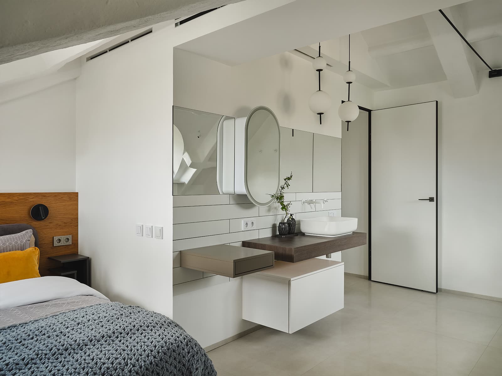 Арочный потолок и высокие окна в необычном интерьере квартиры — проект Дарьи Шатиловой