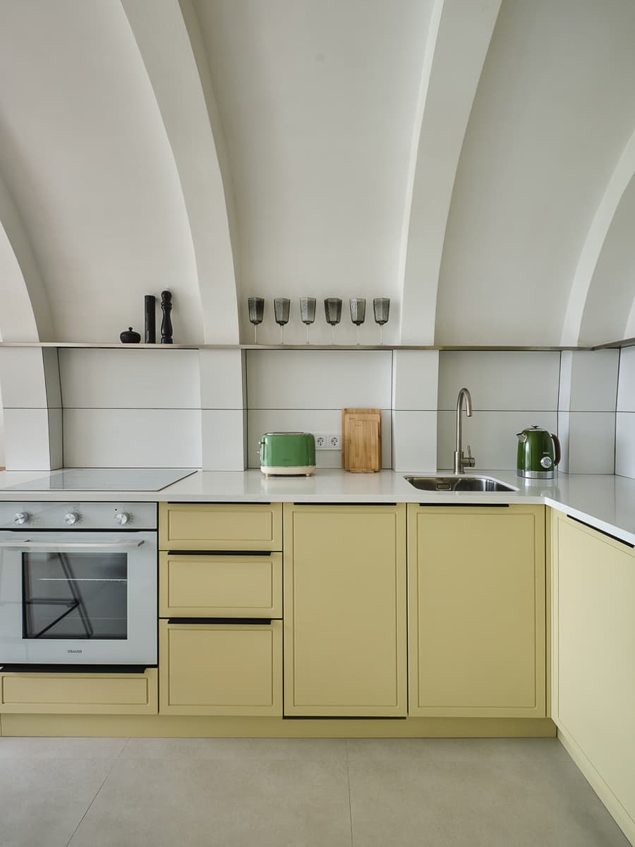 Арочный потолок и высокие окна в необычном интерьере квартиры — проект Дарьи Шатиловой