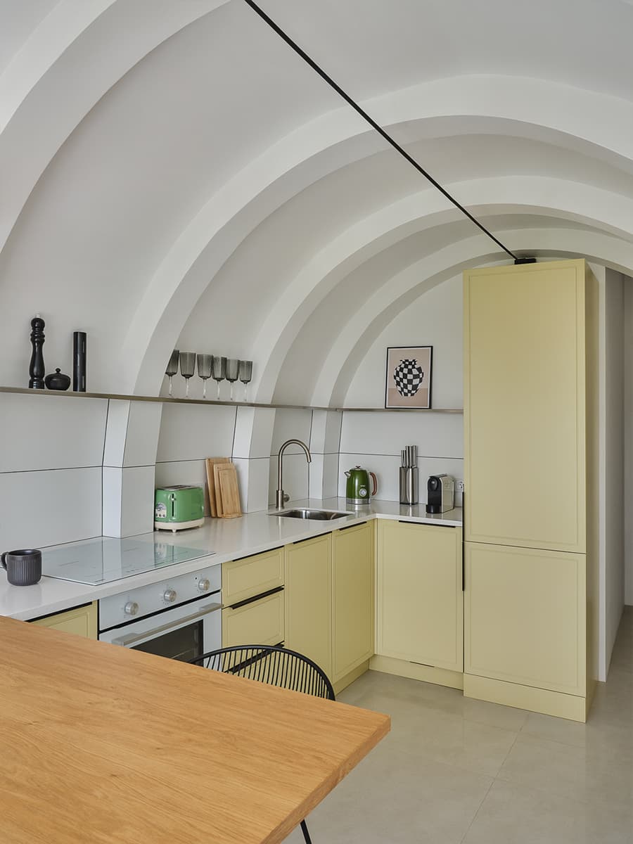 Арочный потолок и высокие окна в необычном интерьере квартиры — проект Дарьи Шатиловой