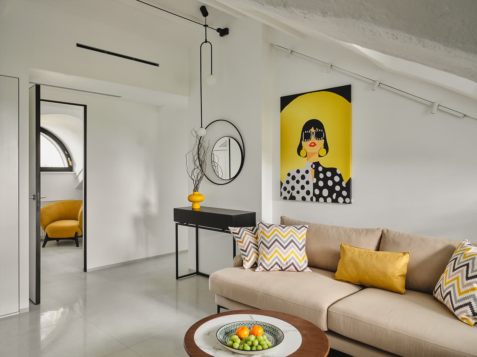 Арочный потолок и высокие окна в необычном интерьере квартиры — проект Дарьи Шатиловой