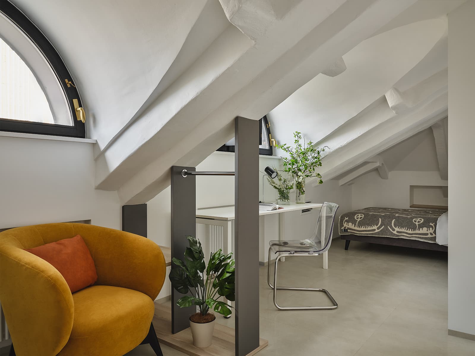 Арочный потолок и высокие окна в необычном интерьере квартиры — проект Дарьи Шатиловой w3