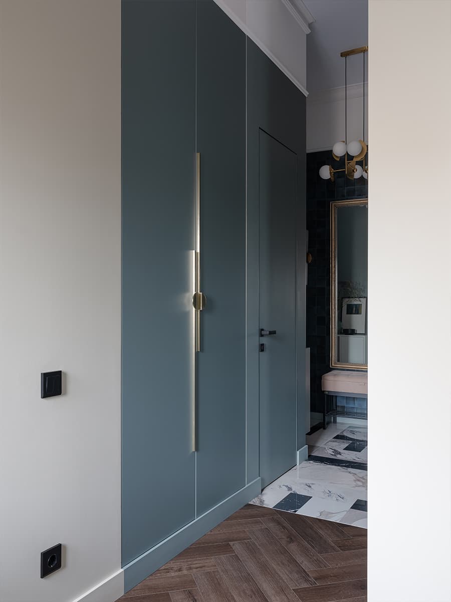 Деревянные оконные откосы и природные тона в небольшой квартире — проект Евгении Заболоцкой