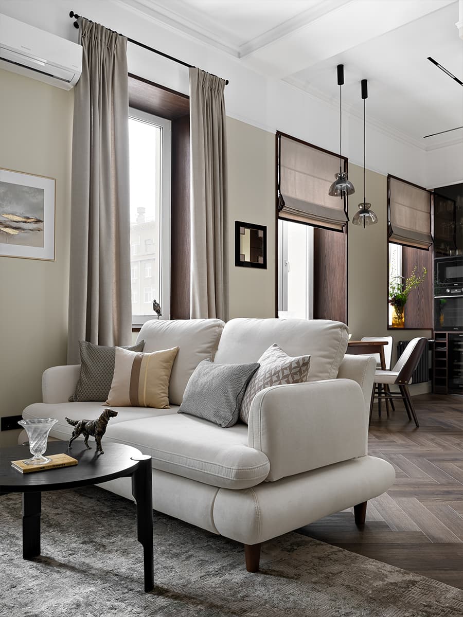 Деревянные оконные откосы и природные тона в небольшой квартире — проект Евгении Заболоцкой