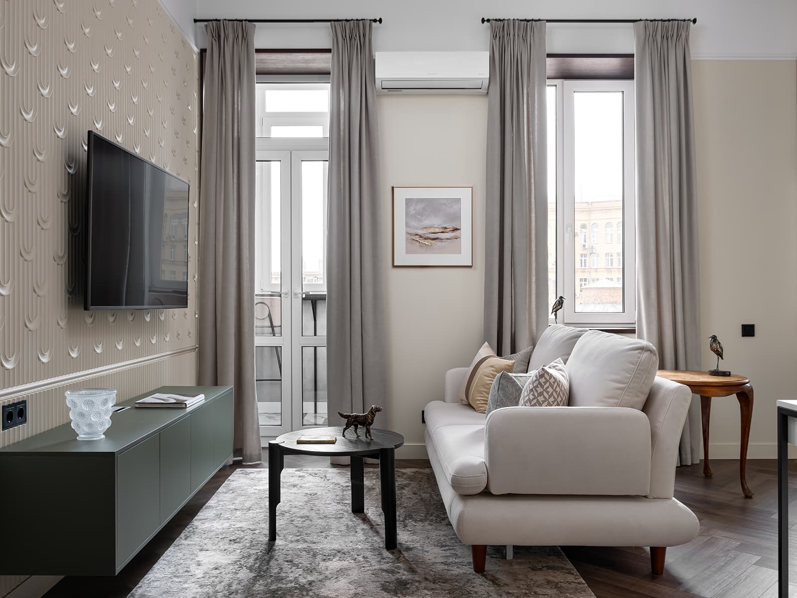 Деревянные оконные откосы и природные тона в небольшой квартире — проект Евгении Заболоцкой