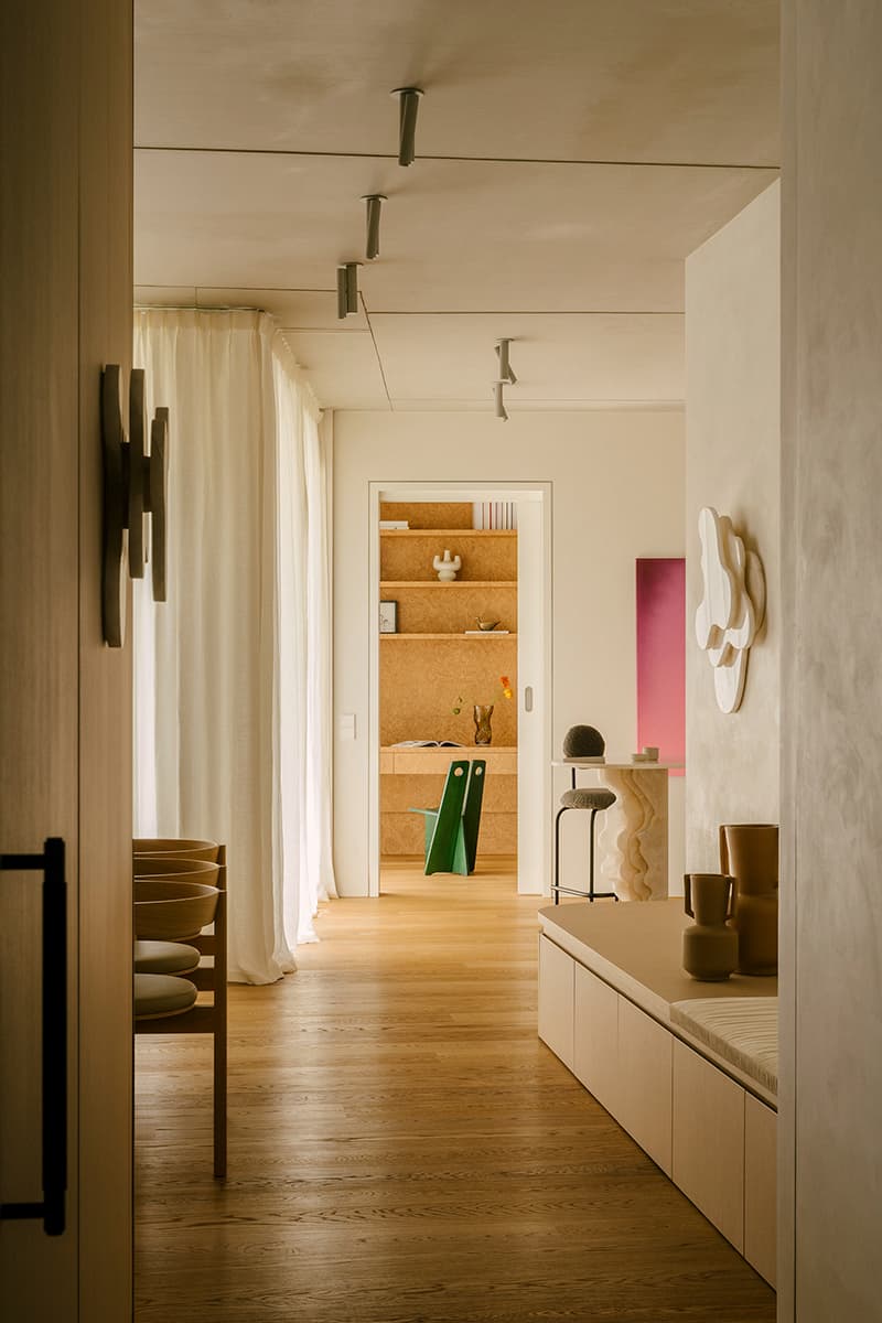 Обволакивающий интерьер квартиры с акцентным искусством — проект TAKK Studio