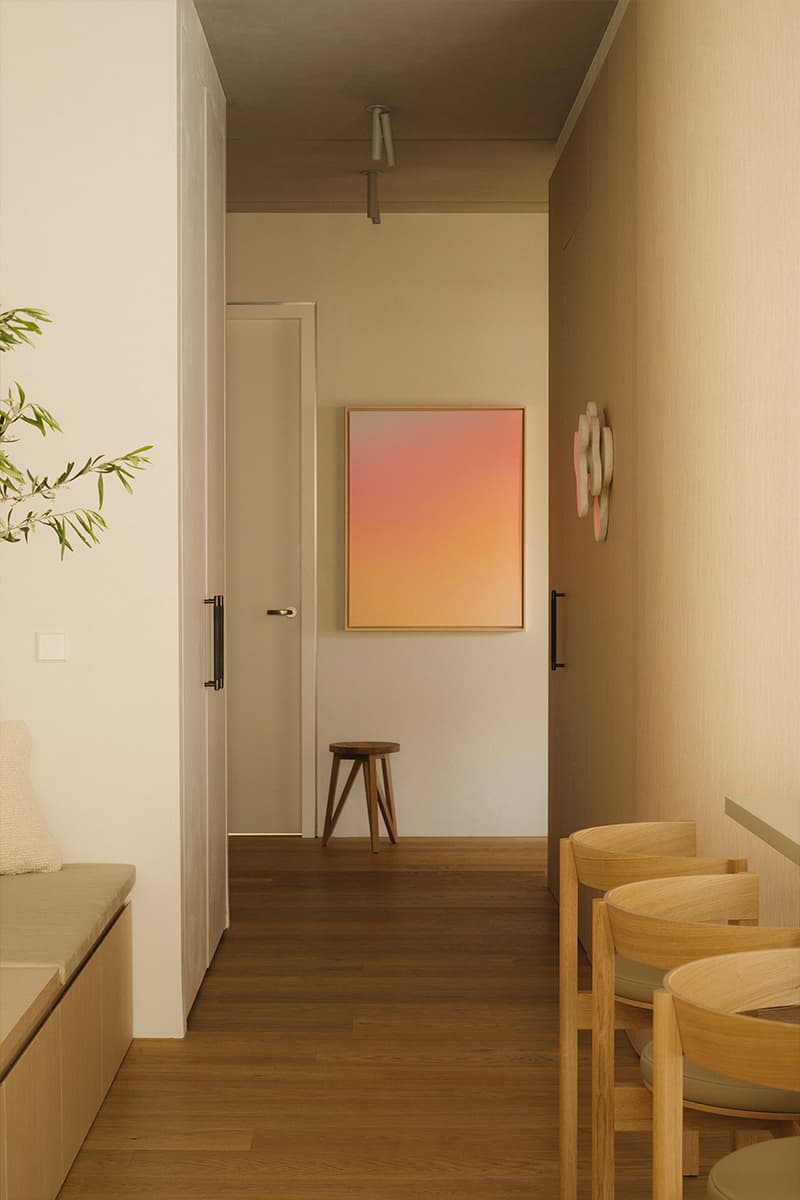 Обволакивающий интерьер квартиры с акцентным искусством — проект TAKK Studio