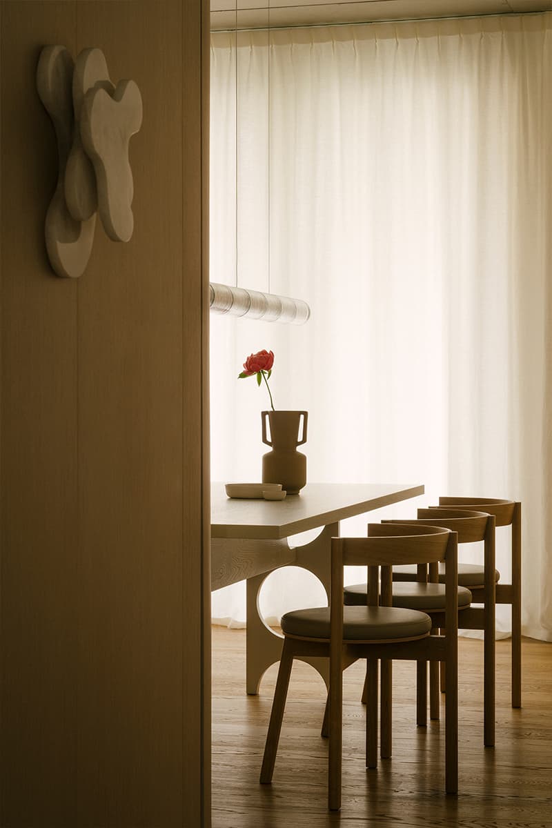 Обволакивающий интерьер квартиры с акцентным искусством — проект TAKK Studio