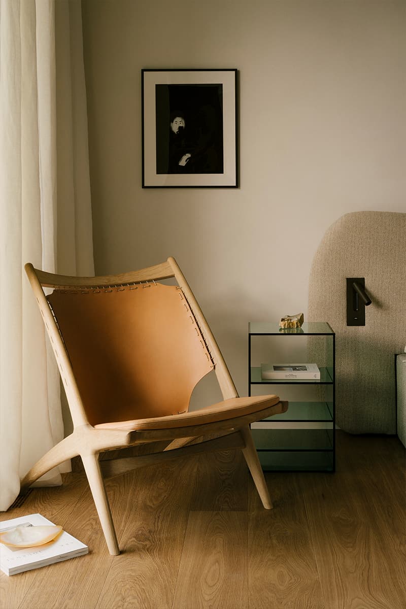 Обволакивающий интерьер квартиры с акцентным искусством — проект TAKK Studio