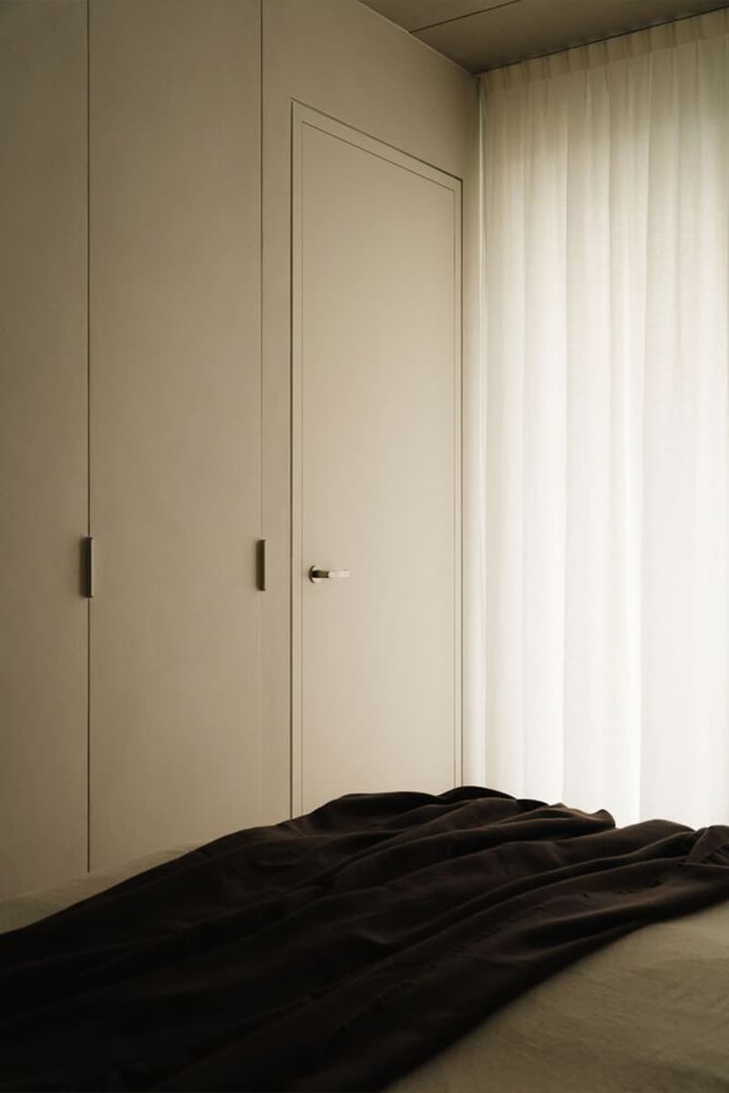 Обволакивающий интерьер квартиры с акцентным искусством — проект TAKK Studio